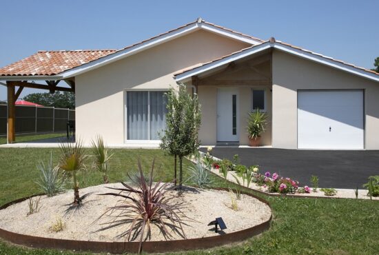 Une maison moderne avec un garage et une terrasse couverte