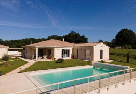 Maison de plain-pied avec terrasse couverte et piscine