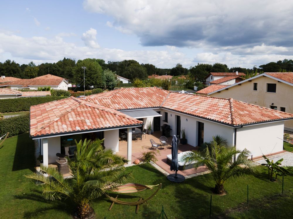 maison individuelle en U avec palmiers