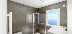 Salle de bain avec douche à l'italienne et toilette