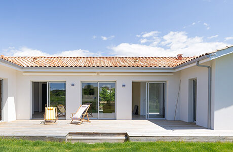 Maison neuve avec terrasse en bois